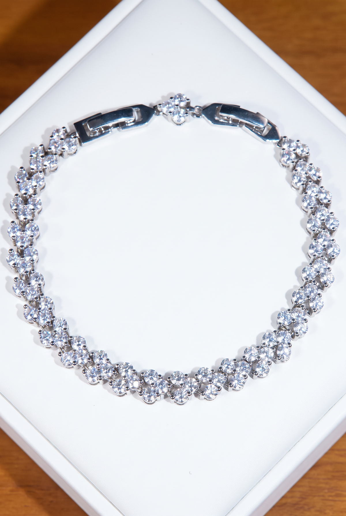 Three-heart bracelet in white gold plated sterling silver, round moissanite in heart-shaped clusters, in a white gift box