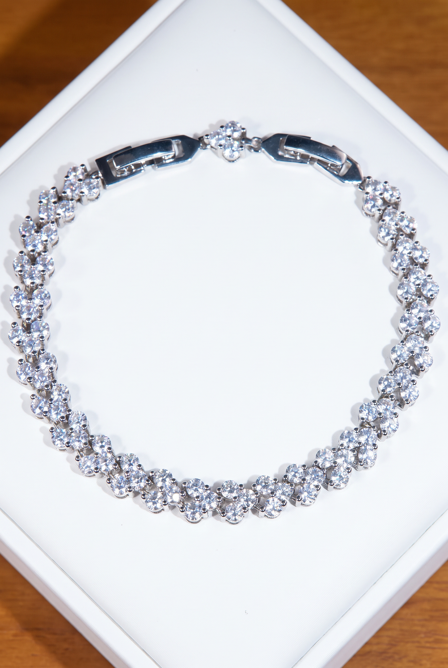 Three-heart bracelet in white gold plated sterling silver, round moissanite in heart-shaped clusters, in a white gift box